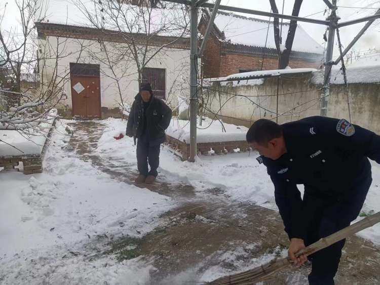 堌阳镇网格员开展“清理冰雪,温情服务”志愿服务活动_20231211_2402778576772049342.jpeg