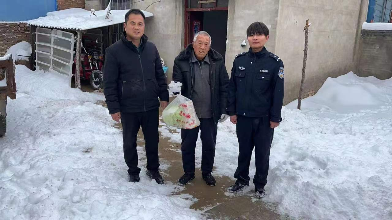 堌阳镇抗击暴风雪 全员在行动_20231212_5340366311399513236.jpg