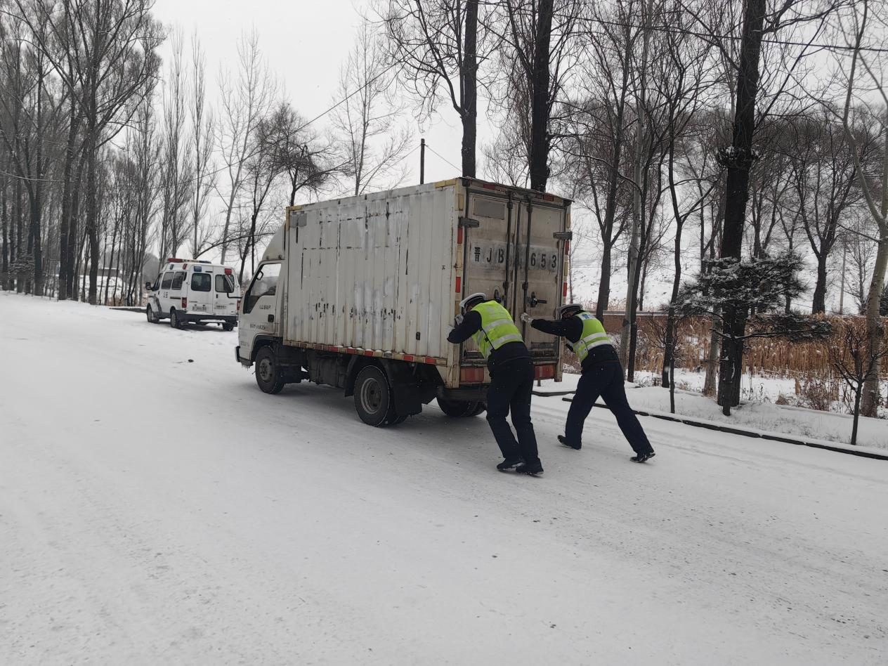 【闻雪而动 确保畅通】方山交警雪天执勤保通畅，守护群众平安路_20231214_8586604658414636501.jpeg