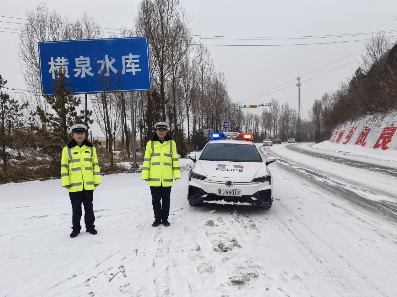 【闻雪而动 确保畅通】方山交警雪天执勤保通畅，守护群众平安路_20231214_3764121843208189428.jpeg