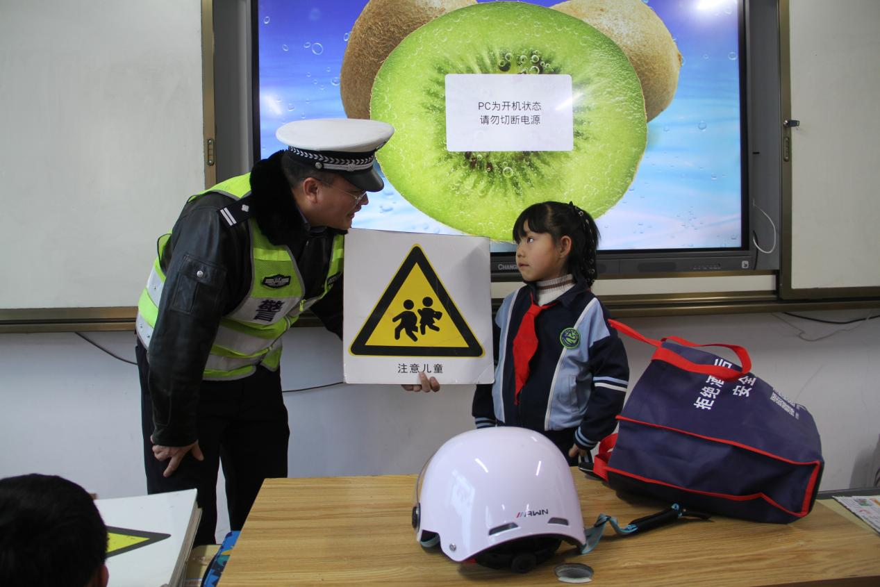 文明交通 你我同行方山交警进校园开展冬季交通安全宣传教育活动_20231223_5939686825162576903.jpeg